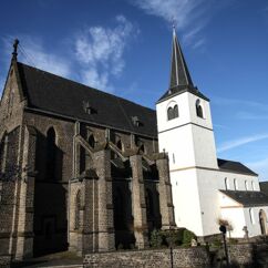 Pfarrkirche St. Cyriakus in Niedermendig von Westen